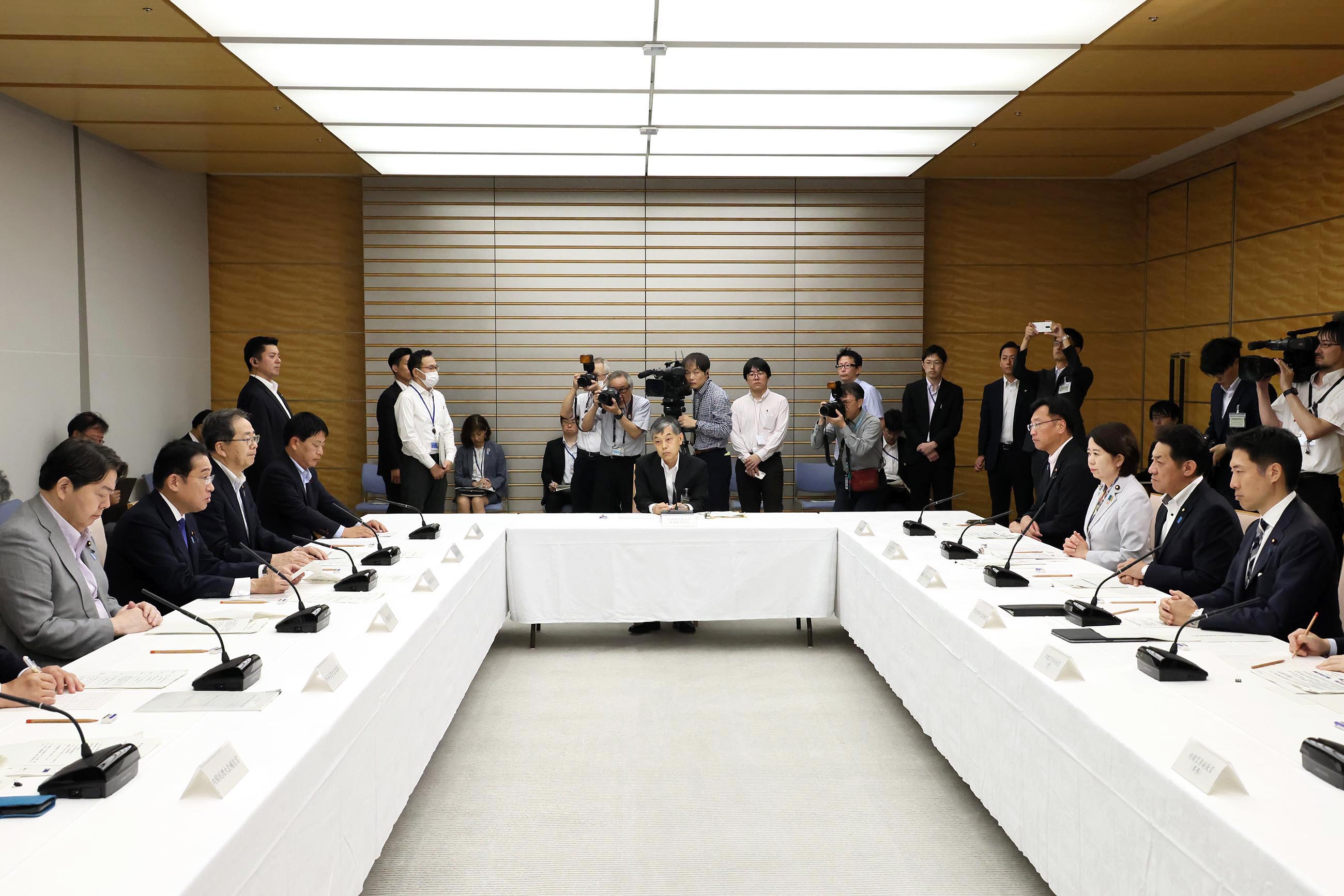 Prime Minister Kishida wrapping up a meeting (5)