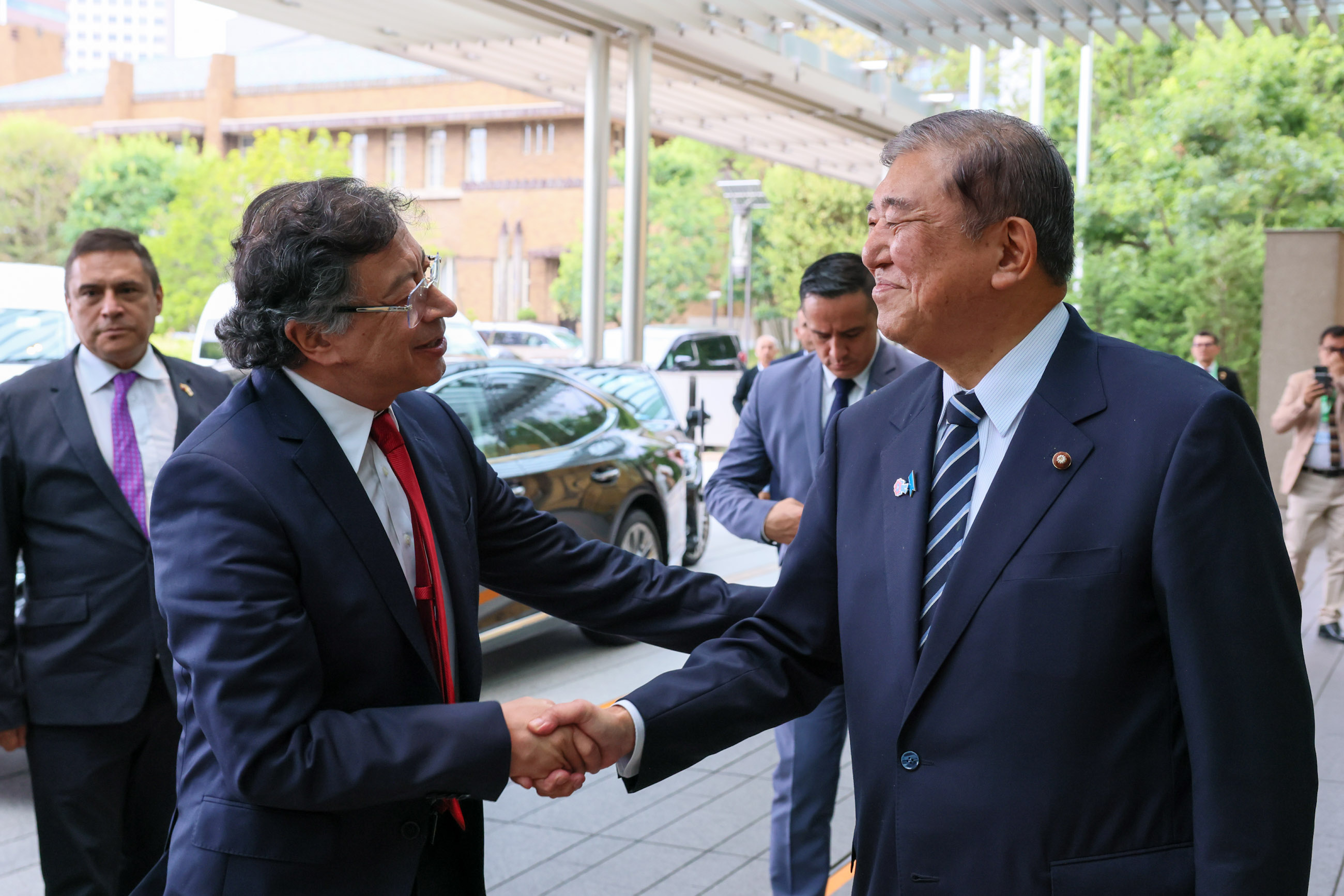 Prime Minister Ishiba welcoming President Petro (1)