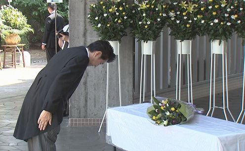 Photograph of the Prime Minister offering prayers at Chidorigafuchi National Cemetery (1)