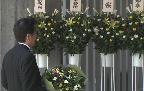 Photograph of the Prime Minister offering prayers at Chidorigafuchi National Cemetery (2)