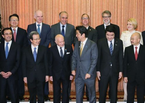 Photograph of the Prime Minister attending a commemorative photograph session (2)