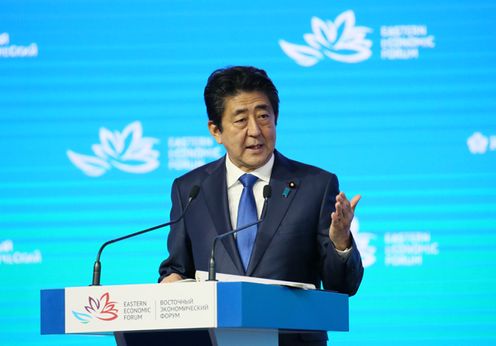 Photograph of the Prime Minister delivering a speech at the Plenary Session of the Eastern Economic Forum (1)