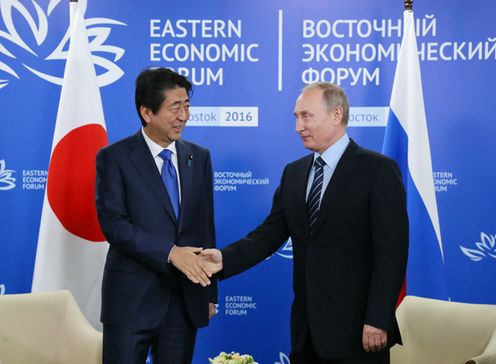 Photograph of the leaders shaking hands (2)