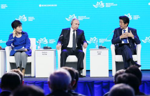 Photograph of the Prime Minister answering questions during the Q&A session of the Plenary Session of the Eastern Economic Forum (1)