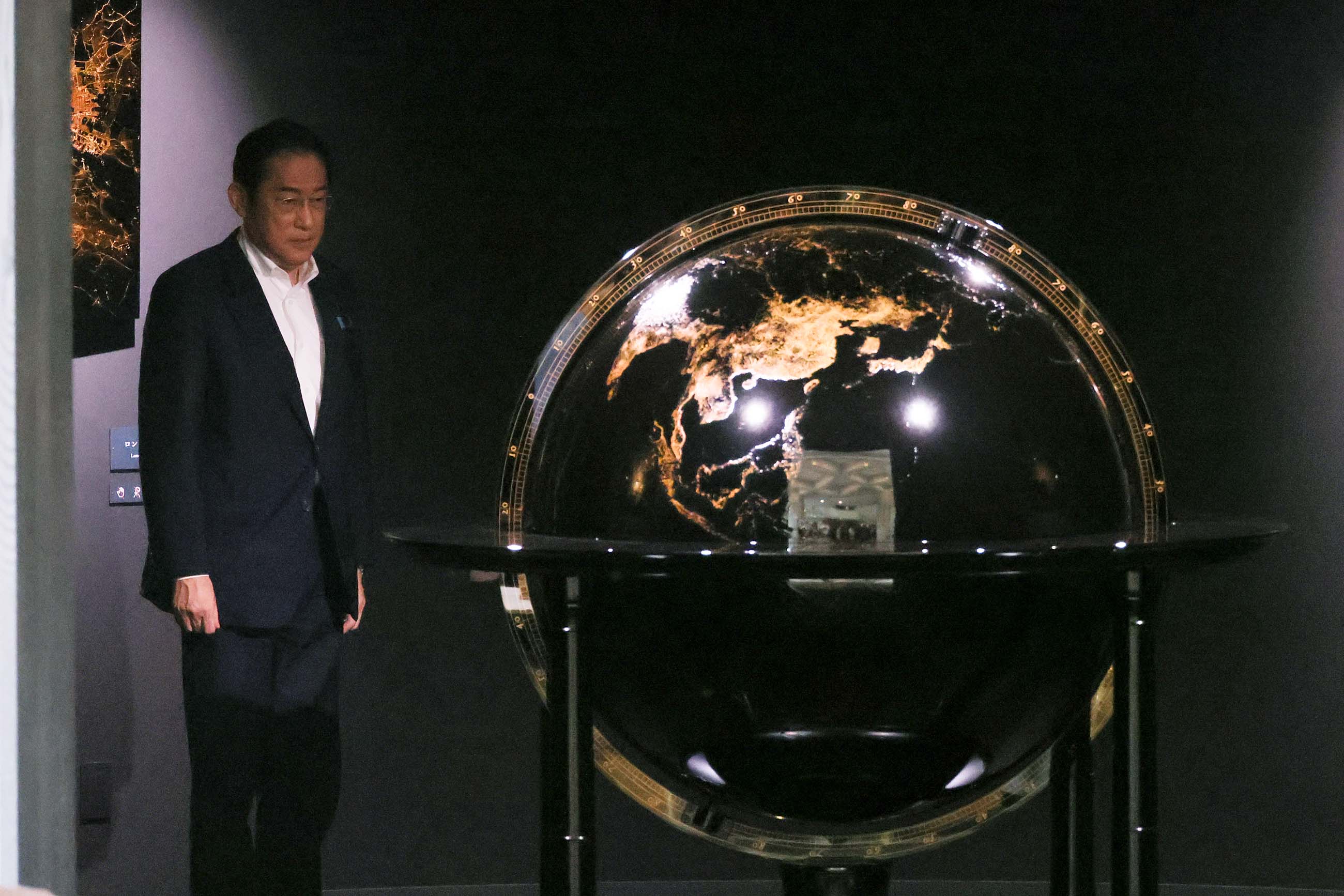 Prime Minister Kishida observing the exhibits   