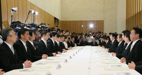 Photograph of the Prime Minister delivering an address (3)