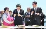 Photograph of the Prime Minister tasting food at Onahama Fish Market