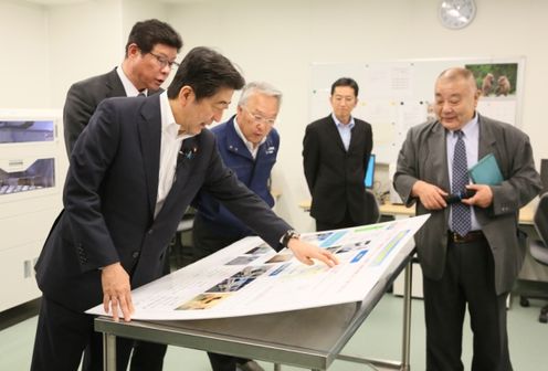 Photograph of the Prime Minister observing the food inspection site at Onahama Fish Market