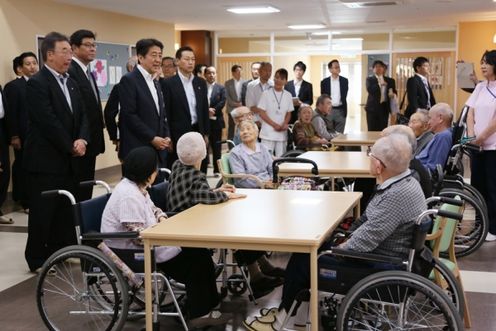 Photograph of the Prime Minister visiting the intensive care nursing home