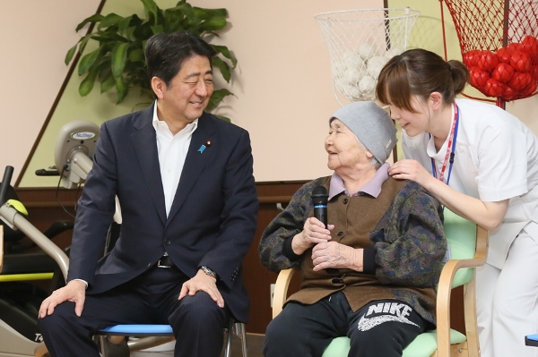 Photograph of the Prime Minister holding an exchange of views with residents and staff at the intensive care nursing home