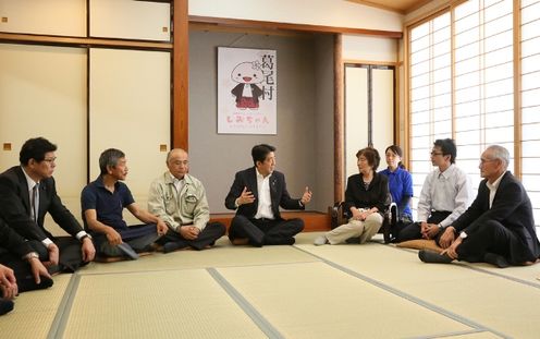 Photograph of the Prime Minister holding an exchange of views with residents of Katsurao Village