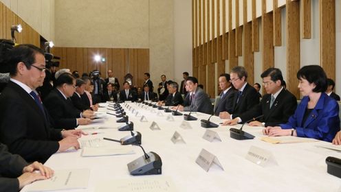 Photograph of the Prime Minister attending the meeting (2)