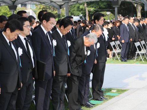 Photograph of the Prime Minister offering a silent prayer