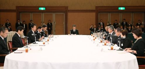 Photograph of the Prime Minister listening to requests by representatives of atomic bomb victims (1)