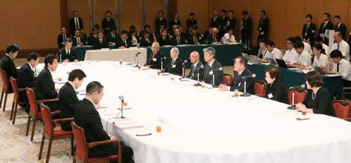 Photograph of the Prime Minister listening to requests by representatives of atomic bomb victims (2)