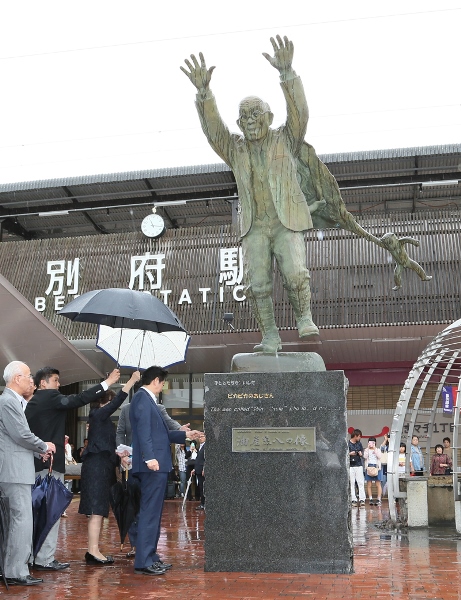 Photograph of the Prime Minister visiting Beppu City (1)