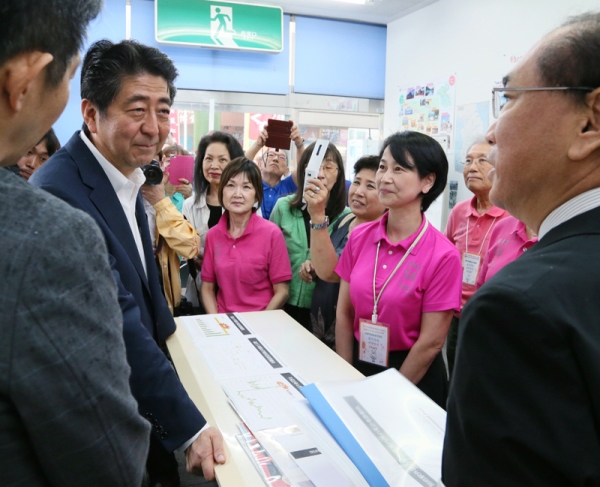 Photograph of the Prime Minister visiting the Beppu Foreign Tourist Office