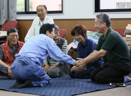 Photograph of the Prime Minister encouraging evacuees (2)