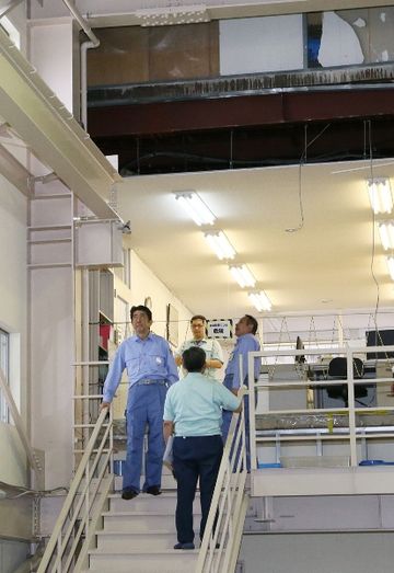 Photograph of the Prime Minister visiting a factory in Kashima Town