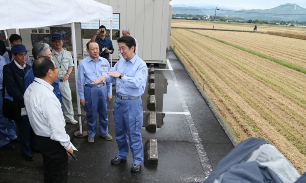 Photograph of the Prime Minister visiting a farm in Kashima Town