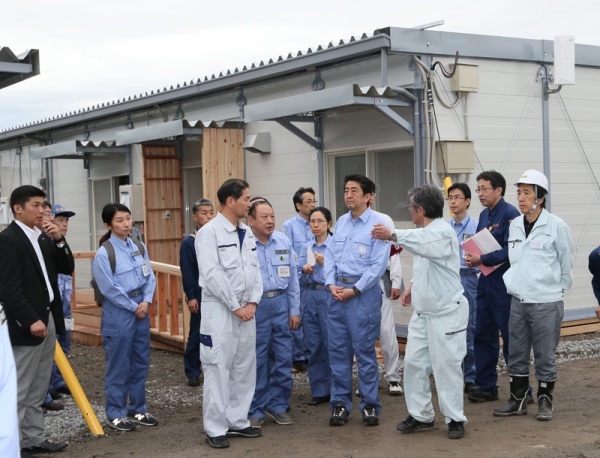 Photograph of the Prime Minister visiting the Hiroyasu temporary housing site