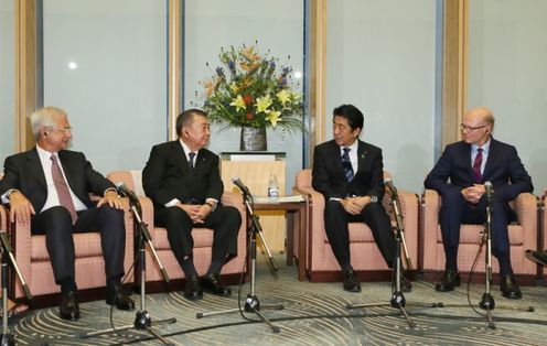 Photograph of the Prime Minister receiving the courtesy call (2)