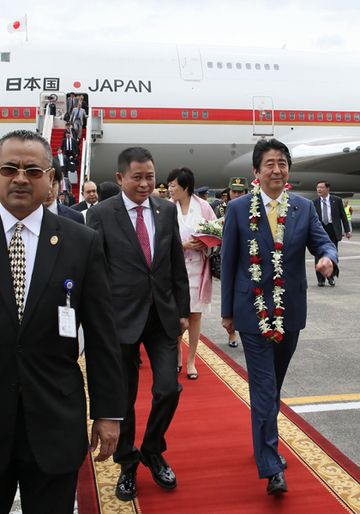 Photograph of the Prime Minister arriving in Indonesia (1)