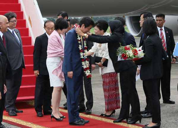 Photograph of the Prime Minister arriving in Indonesia (2)