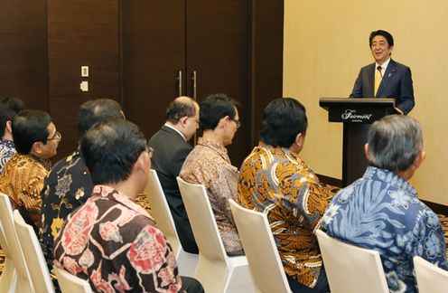 Photograph of the Prime Minister receiving a courtesy call from Indonesians who were formerly exchange students in Japan (1)