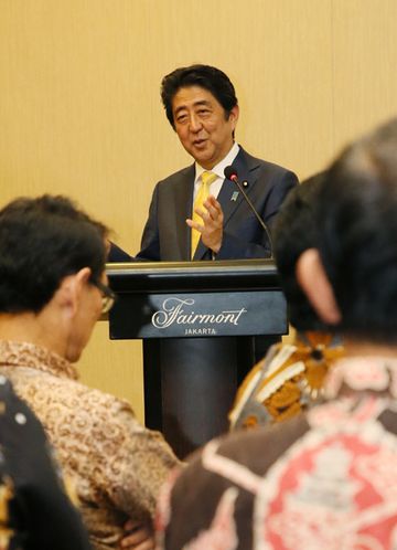 Photograph of the Prime Minister receiving a courtesy call from Indonesians who were formerly exchange students in Japan (2)