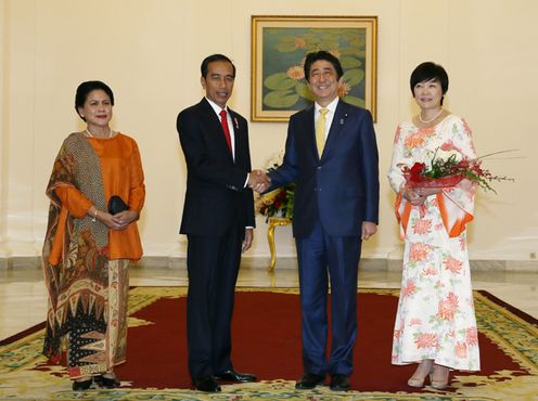 Photograph of the Prime Minister attending the welcome ceremony (2)