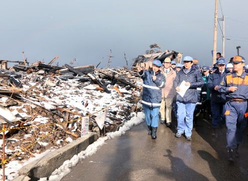 Photograph of the Prime Minister visiting the area affected by the fire