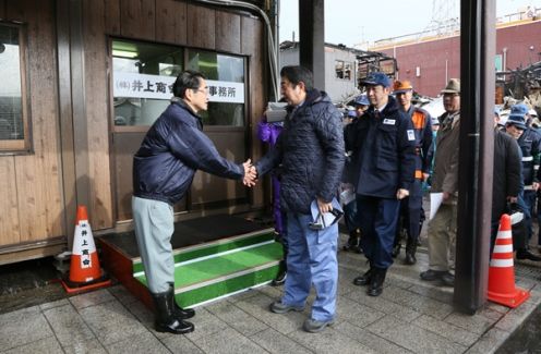 Photograph of the Prime Minister encouraging people affected by the fire at the affected area (1)