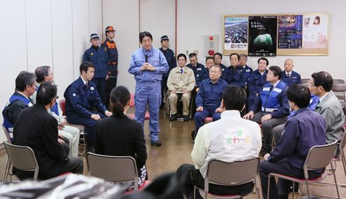 Photograph of the Prime Minister exchanging views at the Itoigawa Chamber of Commerce and Industry (1)