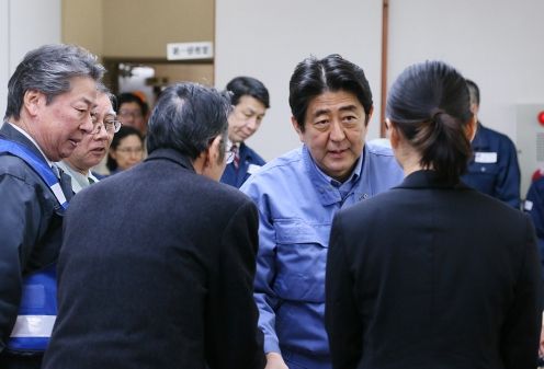 Photograph of the Prime Minister exchanging views at the Itoigawa Chamber of Commerce and Industry (2)