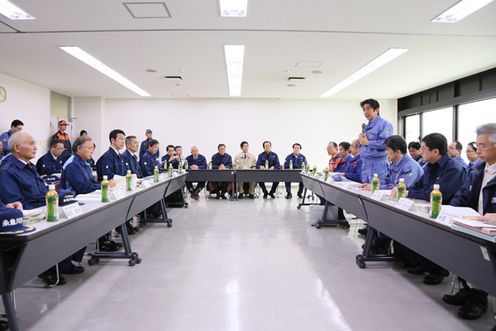 Photograph of the Prime Minister exchanging views at Itoigawa City Hall (1)