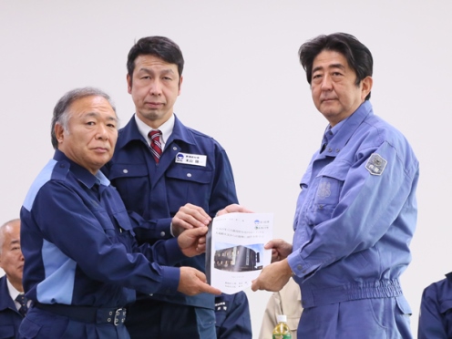 Photograph of the Prime Minister receiving the letter of request from the Governor of Niigata Prefecture and the Mayor of Itoigawa City