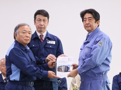 Photograph of the Prime Minister receiving the letter of request from the Governor of Niigata Prefecture and the Mayor of Itoigawa City