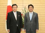 Photograph of the Prime Minister attending a photograph session with the newly appointed Parliamentary Vice-Minister Nagasaka (1)