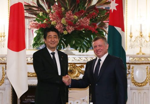 Photograph of the two leaders shaking hands