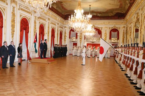 Photograph of the salute and the guard of honor (1)