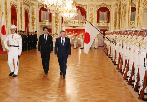 Photograph of the salute and the guard of honor (2)