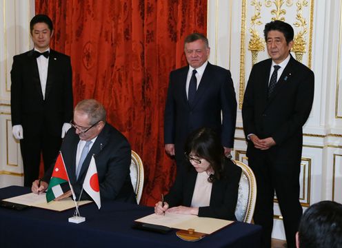 Photograph of both leaders attending the signing ceremony (2)