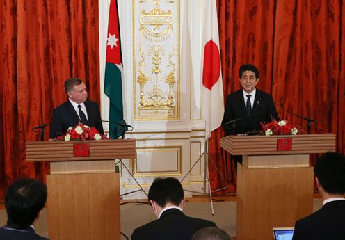 Photograph of the joint press announcement (1)