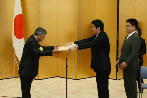 Photograph of the Prime Minister presenting a certificate of award