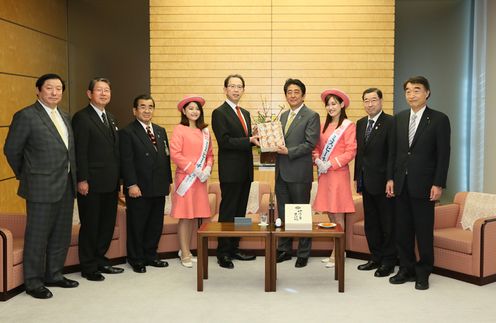 Photograph of the Prime Minister being presented with Anpo persimmons