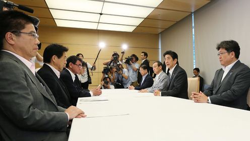 Photograph of the Prime Minister delivering an address (2)