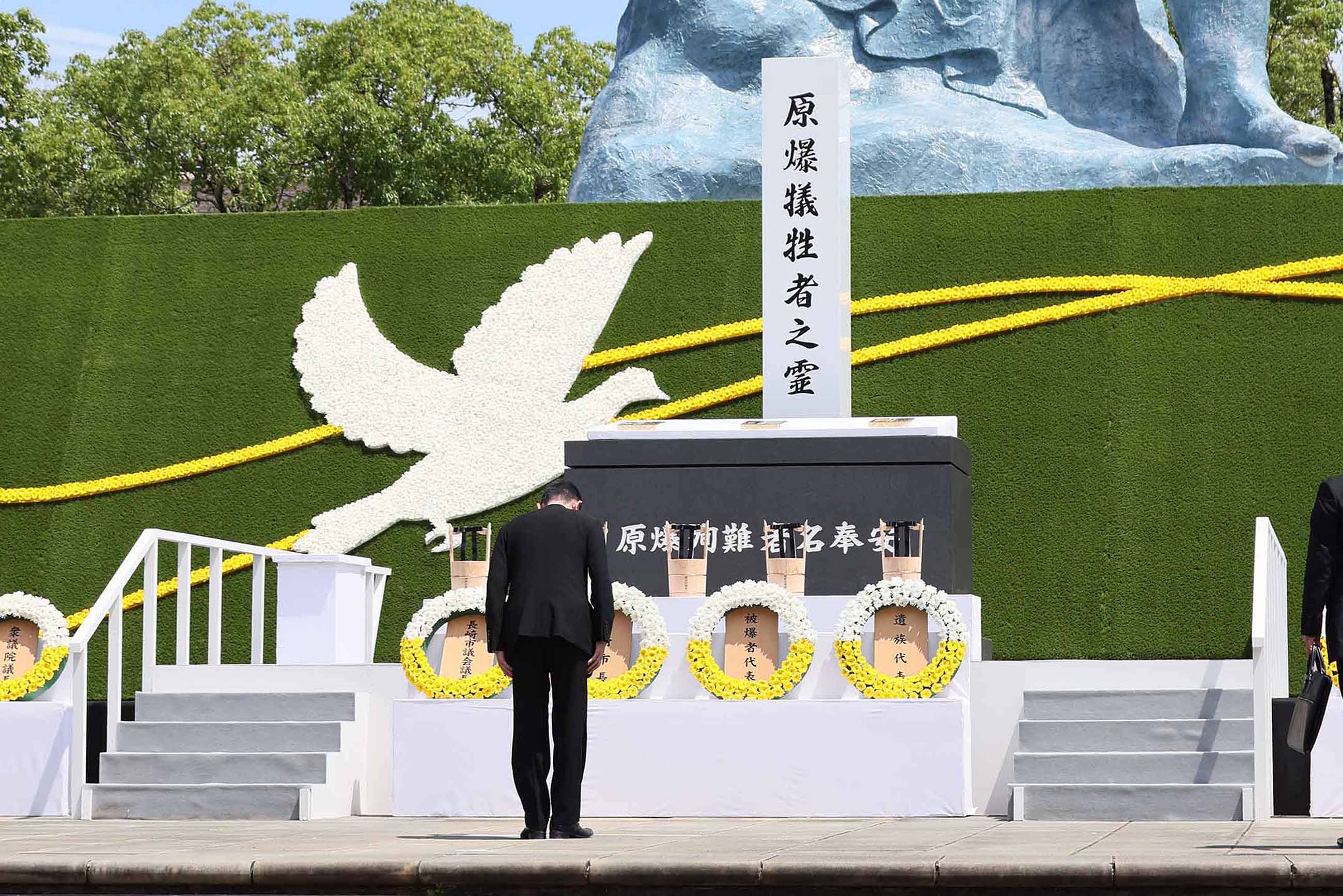 Prime Minister Kishida offering a wreath (1)