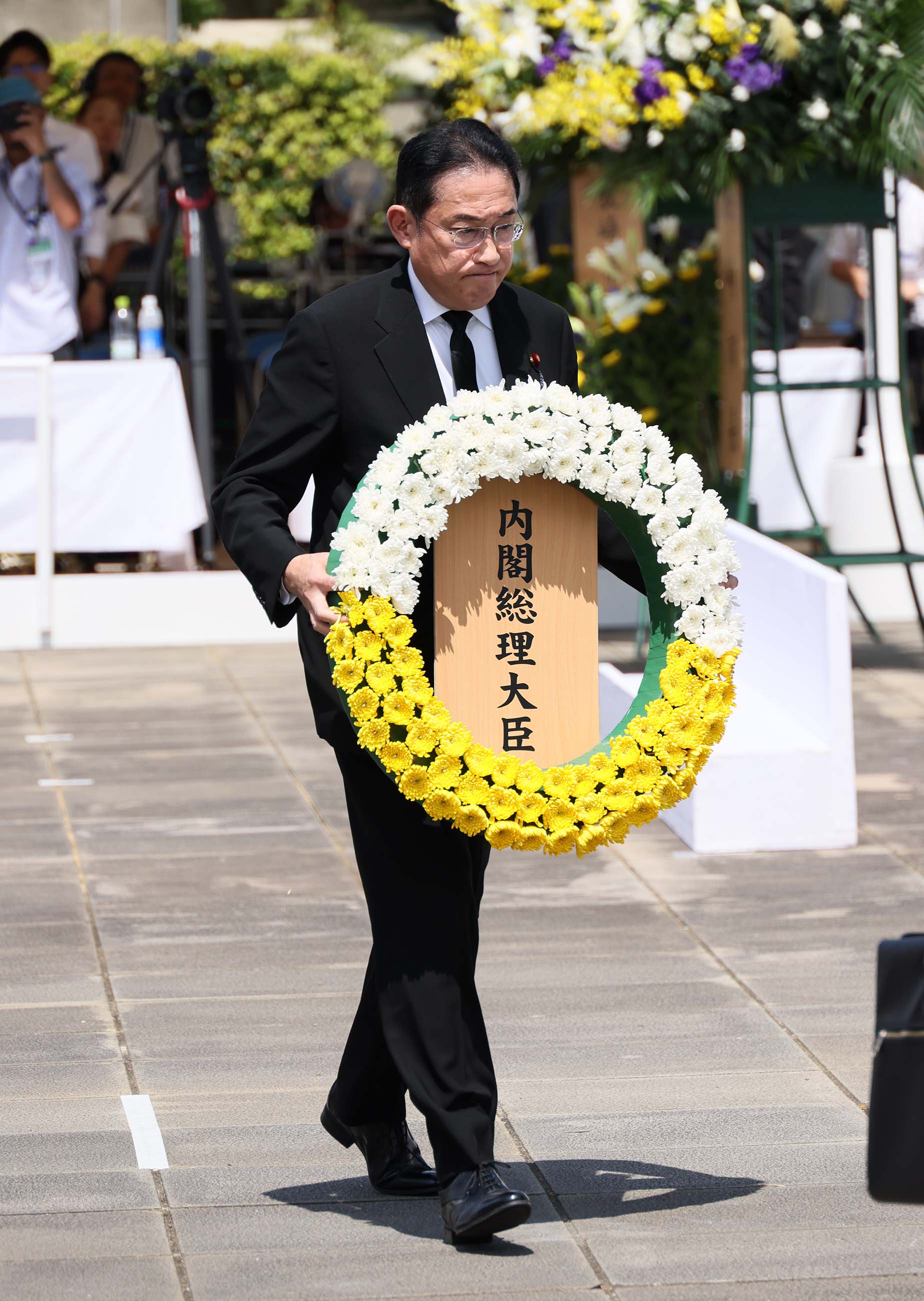 Prime Minister Kishida offering a wreath (2)