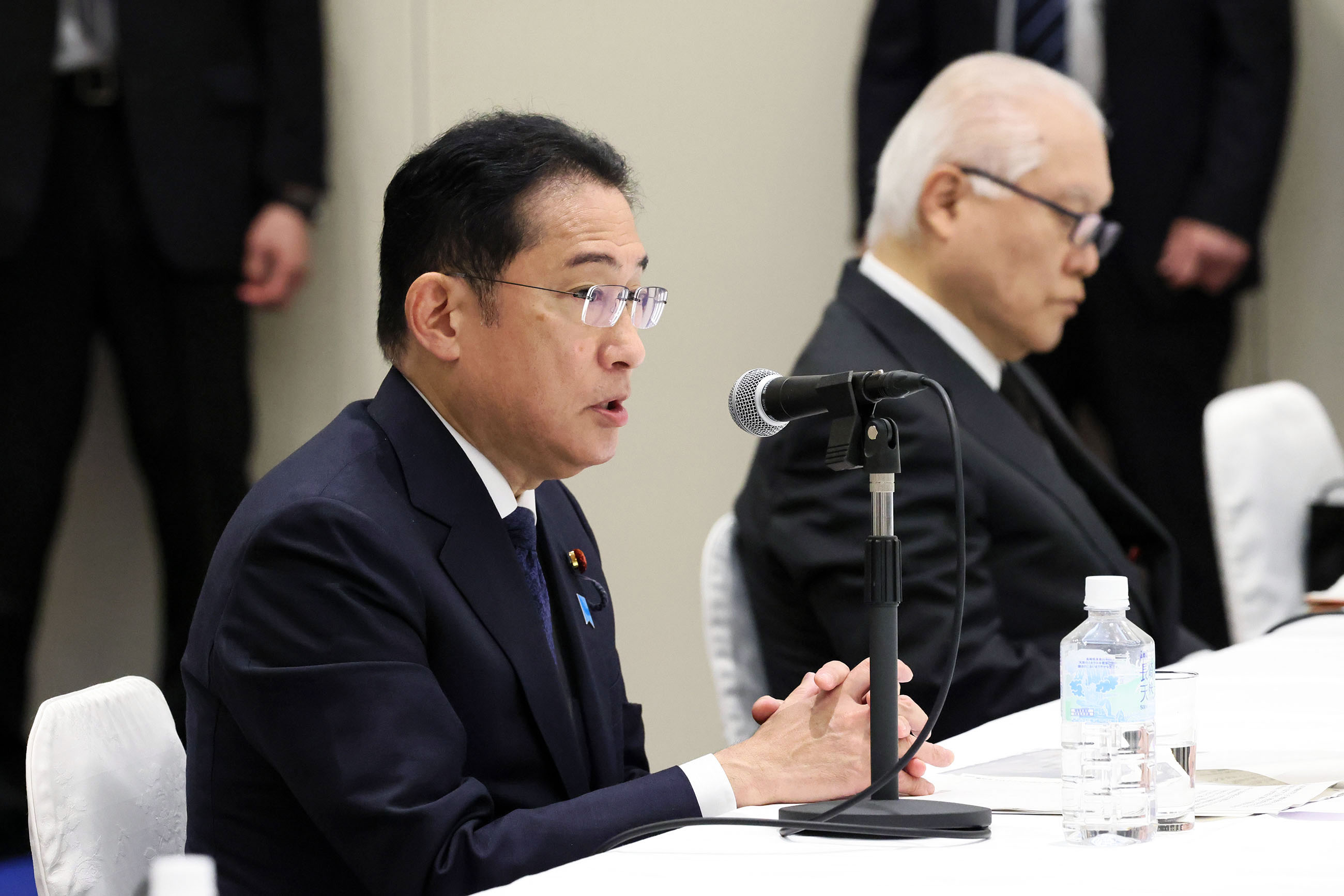 Prime Minister Kishida listening to requests from representatives of atomic bomb survivors (1)